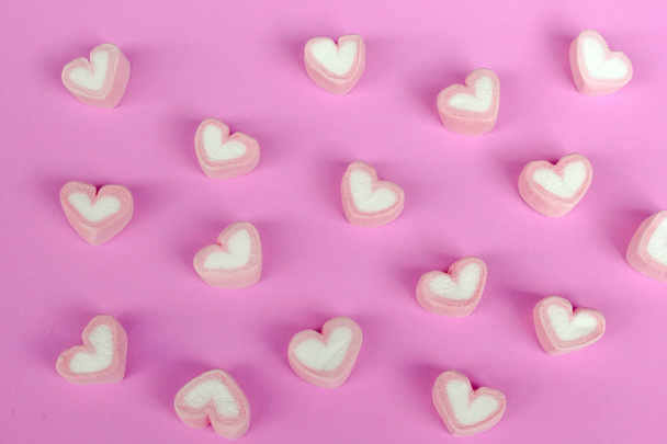 Маршмэллоу форма сердца с концепцией любви на розовом фоне
 - Фото, изображение