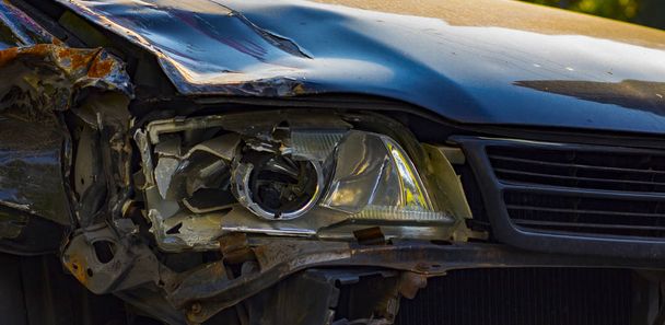 Auto gebroken koplamp, grote plan, als gevolg van weg verkeer avontuur - Foto, afbeelding