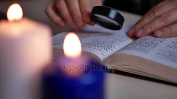 Homme lisant la Sainte Bible avec un anneau grossissant
 - Séquence, vidéo