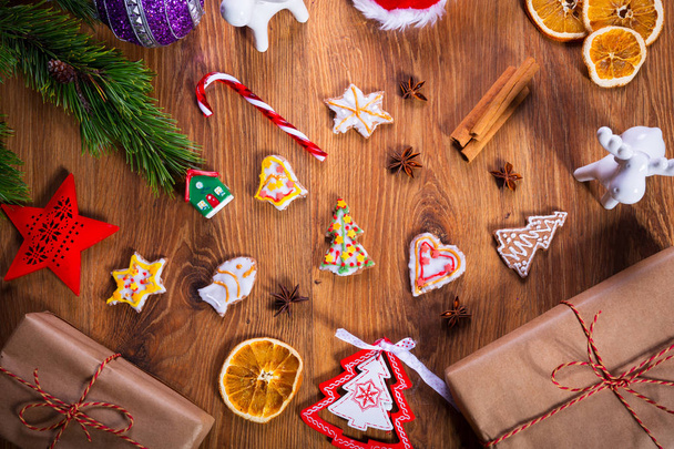 Vista dall'alto di spezie natalizie e decorazioni su tavola di legno
 - Foto, immagini