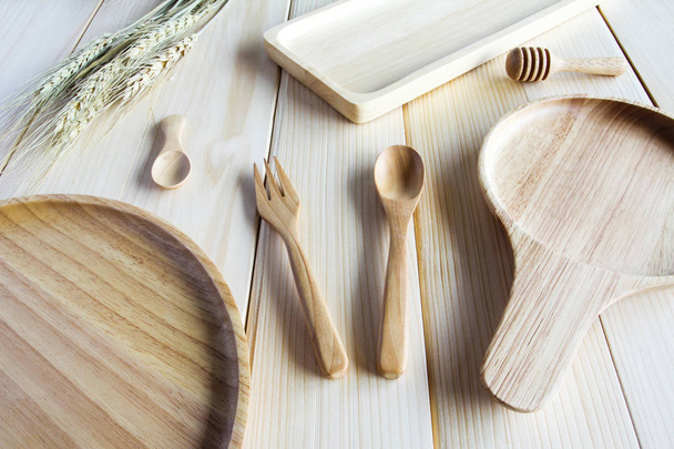 Houten keukengerei op houten ondergrond - Foto, afbeelding