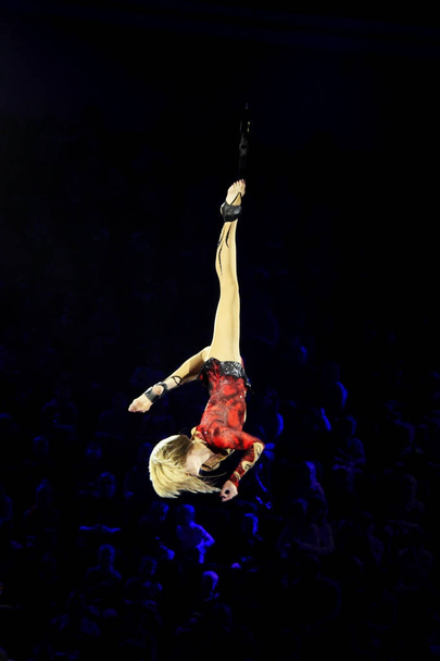 Minsk, Wit-Rusland-21 okt 2017: Circus Acrobat Woman in de arena van het Minsk Circus. - Foto, afbeelding