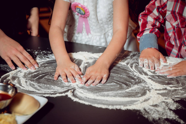 The process of making pizza. Children make pizza at home. - Φωτογραφία, εικόνα