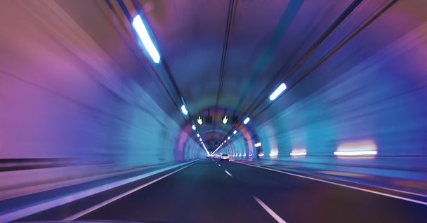 Moderno tunnel lungo in un vagone ferroviario con sfumature chiare
 - Foto, immagini
