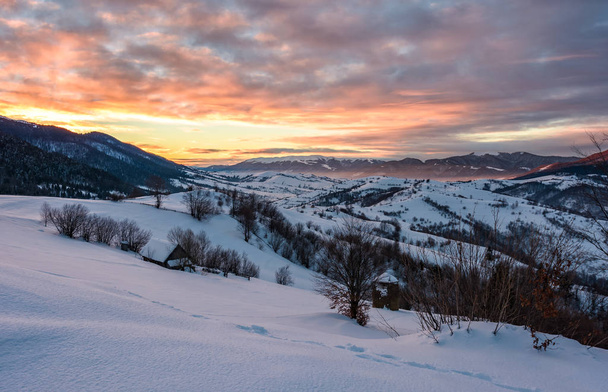 Winter zonsopgang in bergachtige platteland - Foto, afbeelding