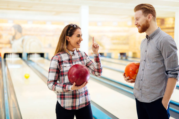 Couple enjoying bowling together - Foto, Bild