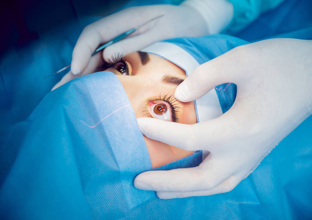 Une jeune femme vérifie sa vision avec un ophtalmologiste. Matériel médical
. - Photo, image