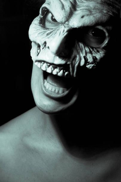 Ζόμπι γυναίκα με νεκρά διαβίωσης μάσκα - Φωτογραφία, εικόνα
