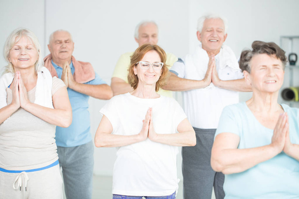 Grupo de personas mayores meditando
 - Foto, Imagen