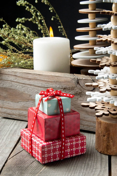 decoraciones de Navidad sobre fondo de madera - Foto, imagen