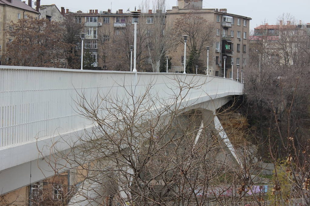 Κρεμαστή γέφυρα της πόλης - Φωτογραφία, εικόνα