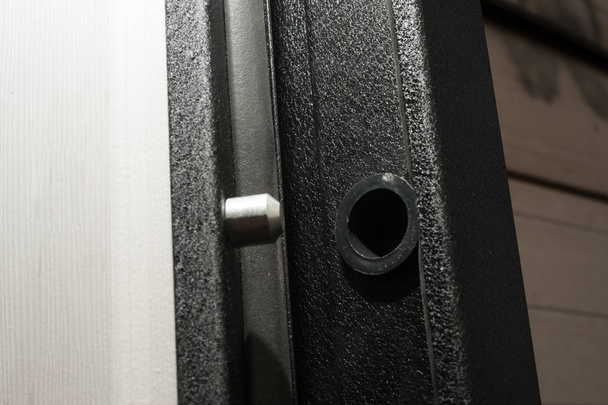 Anti-burglar equipment of the outside apartment metal door - Foto, imagen