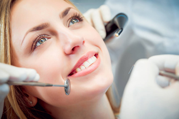 Young smiled woman at the dental office. Medical equipment - Foto, Bild