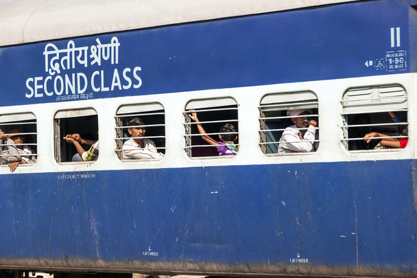 乗客の移動インドの鉄道 tra の窓でぶら下がっています。 - 写真・画像