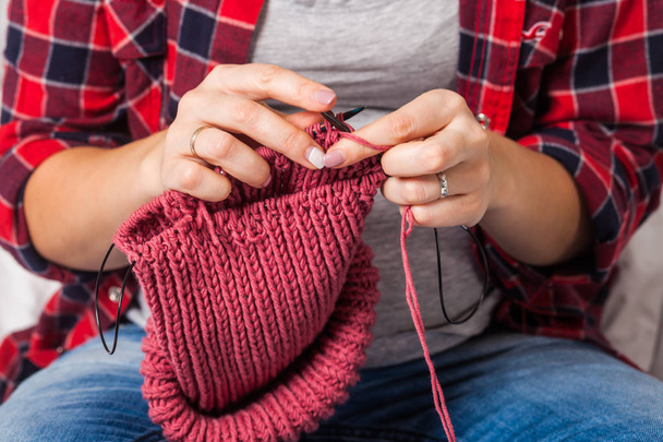 Close up van zwangere vrouw knit - Foto, afbeelding