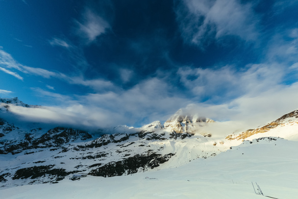tranquilo paisaje de montañas nevadas con cielo azul, Austria
 - Foto, imagen