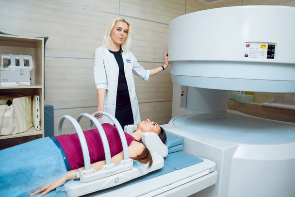 Bayan Beyaz doktor ve femele Orta Doğu hasta hastane MRI odasında. - Fotoğraf, Görsel