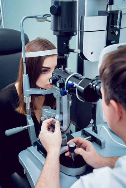 Fiatal nő ellenőrzése a szemész látása. Orvosi berendezések. - Fotó, kép
