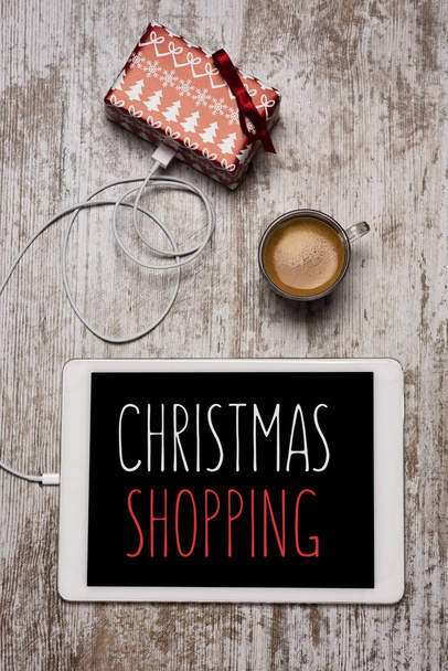 presente e compras de Natal em um tablet
 - Foto, Imagem