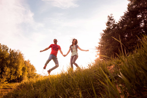 Молода пара добре проводить час на заході сонця в парку
 - Фото, зображення
