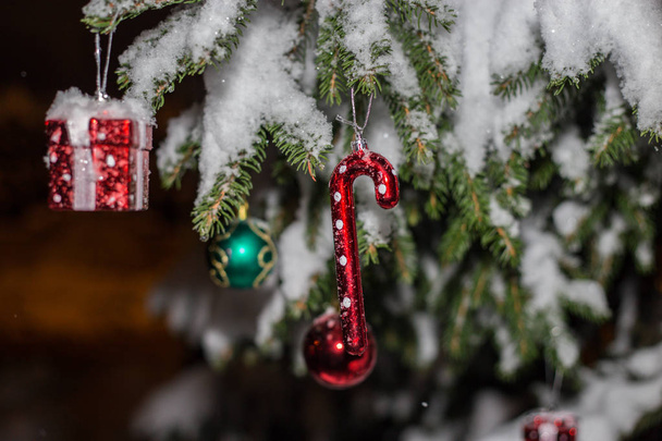 Διακοσμήσεις Χριστουγέννων σε ένα δέντρο έλατου, με νιφάδες χιονιού, ήπιο φως - Φωτογραφία, εικόνα
