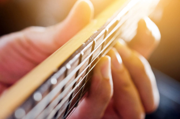 Mãos de homem tocando guitarra elétrica de perto
  - Foto, Imagem