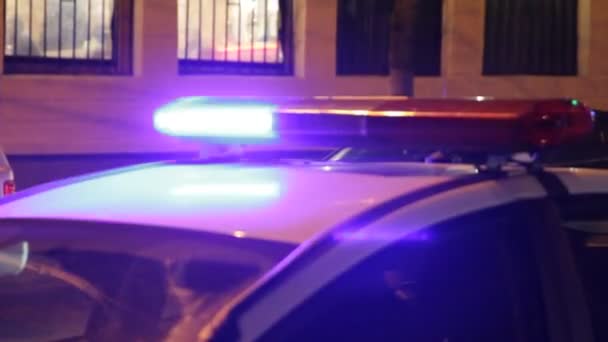 Polizei-Notbeleuchtung in der Nacht in der Stadt. Unscharfe Lichter von Polizei-Sondersignal - Filmmaterial, Video