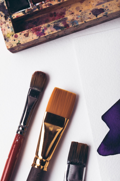 suluboya boya ve Boya fırçaları Albüm tasarımcı işyerinde çizim ile Üstten Görünüm  - Fotoğraf, Görsel