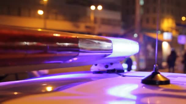 Acil durum ışıkları gece şehirde polis. Polis özel sinyal bulanık ışıklar - Video, Çekim
