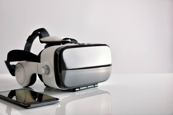 Virtual reality glasses with smartphone side view - 写真・画像
