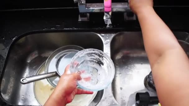 Žena mytí nádobí - Pov - Záběry, video