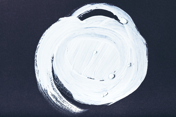 abstrakti maalaus valkoinen pyöreä siveltimenvedot musta
 - Valokuva, kuva