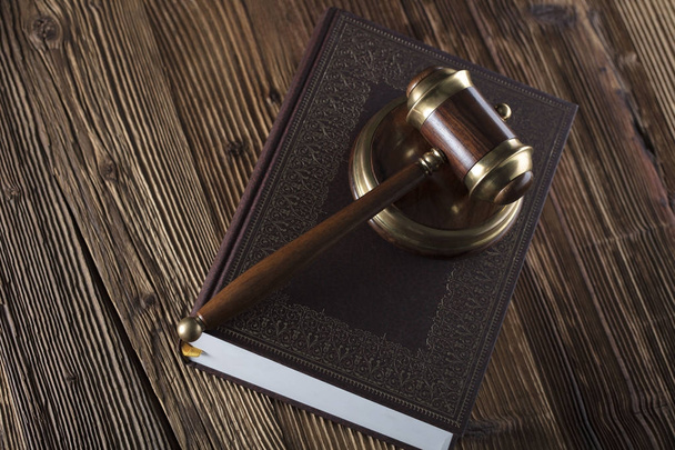 Juez martillo antiguo en la Biblia. Símbolos legales. Oficina legal. Mesa de madera y fondo
. - Foto, Imagen
