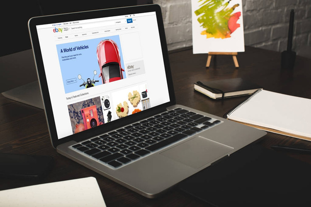 дизайнерское рабочее место с ноутбуком и веб-сайт Ebay на экране
  - Фото, изображение