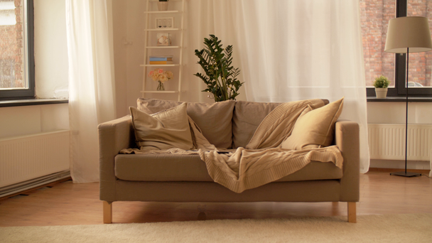 divano con cuscini in accogliente soggiorno di casa - Filmati, video