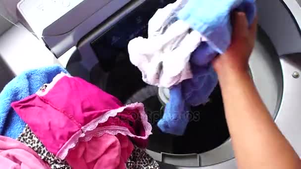 Femme faisant de la lessive - POV
 - Séquence, vidéo