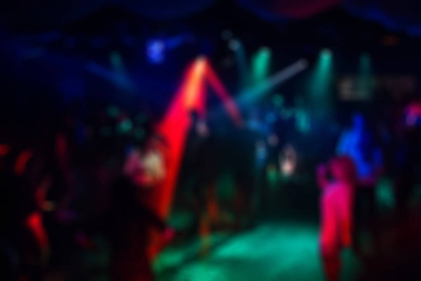 ダンス ・ フロアのナイトクラブでパーティーぼやけた人 - 写真・画像