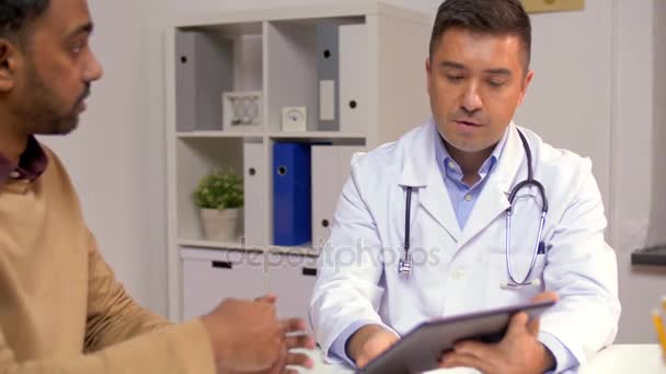γιατρός με tablet pc και Αρσενικός ασθενής στο νοσοκομείο - Πλάνα, βίντεο