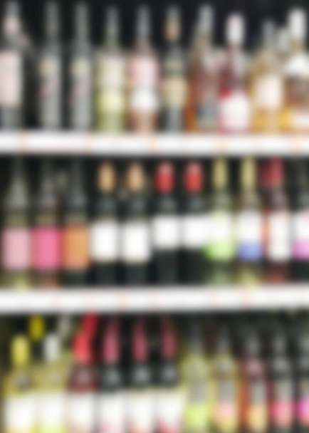 スーパーでアルコール ボトル - 写真・画像