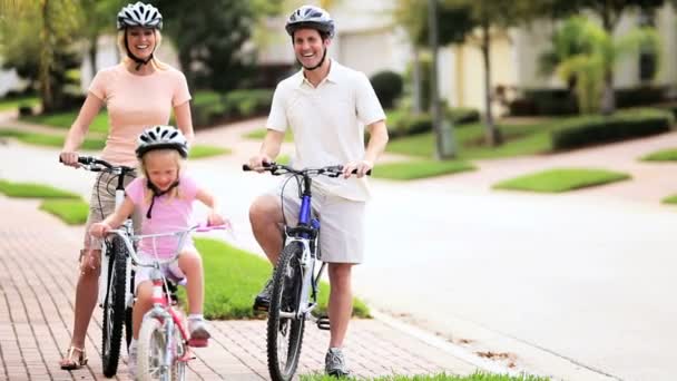 Kaukasische familie gezonde fiets rijden samen - Video