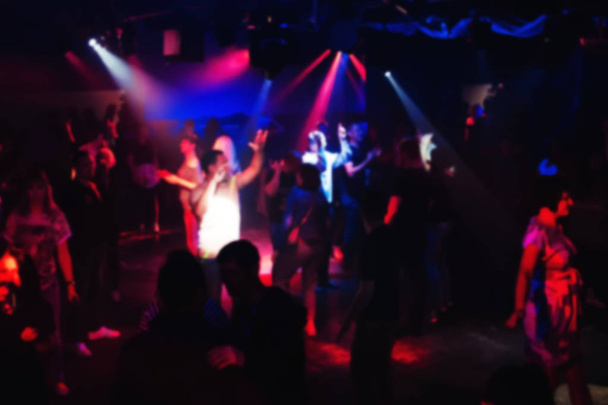 bulanık insanlar bir gece kulübü konserde dans pistinde dans - Fotoğraf, Görsel