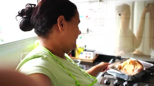 Femme de ménage prendre un selfie à la maison
 - Séquence, vidéo