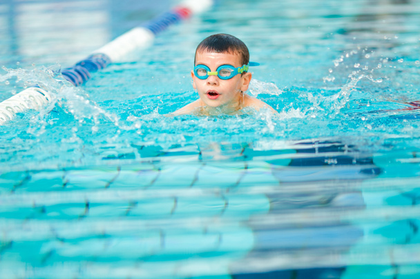 jongen zwemmen freestyle - Foto, afbeelding