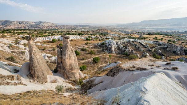 De dorp van Goreme, Turkije. Landelijke landschap van Cappadocië. Stenen huizen van Cappadocië. - Foto, afbeelding