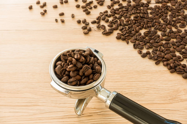 コーヒー豆でいっぱい Portafilter のクローズ アップ  - 写真・画像