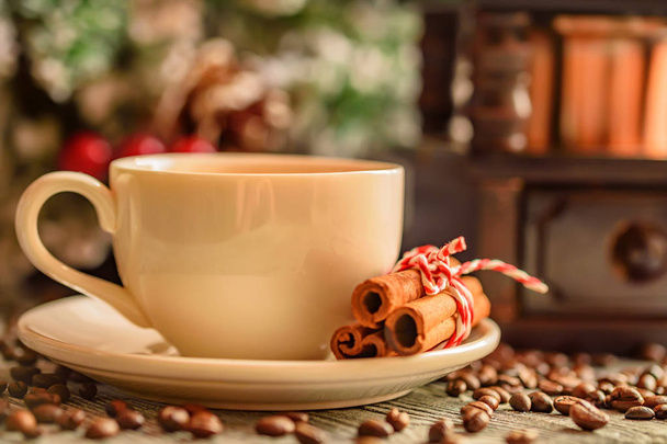 Затишна зимова обстановка з чашкою кави
 - Фото, зображення