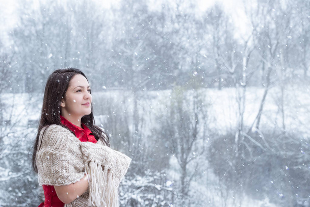 Morena mujer bajo las nevadas
 - Foto, Imagen