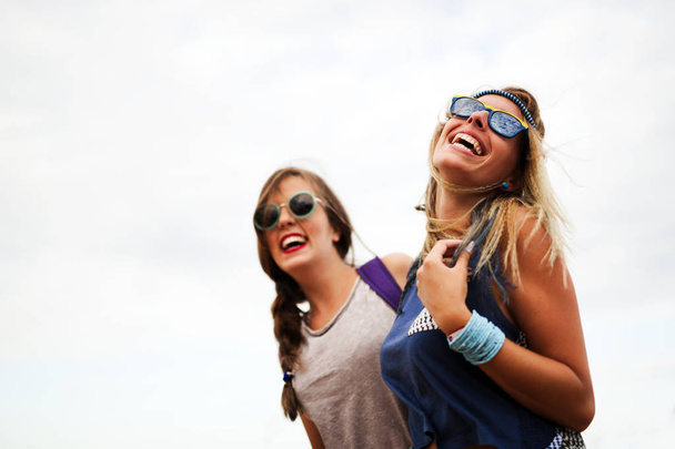 Beautiful happy friends laughing and smiling outdoors - Foto, Bild