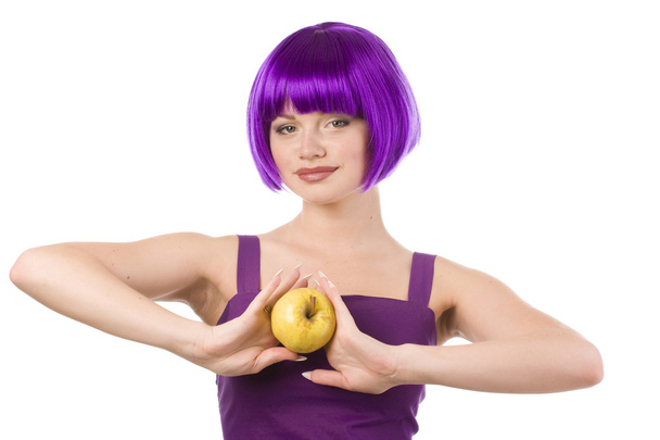 Женщина в парике с желтым яблоком
 - Фото, изображение