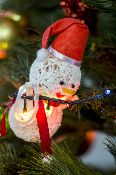 Крупный план снеговика и украшения рождественской елки во время Рождества дома
 - Фото, изображение